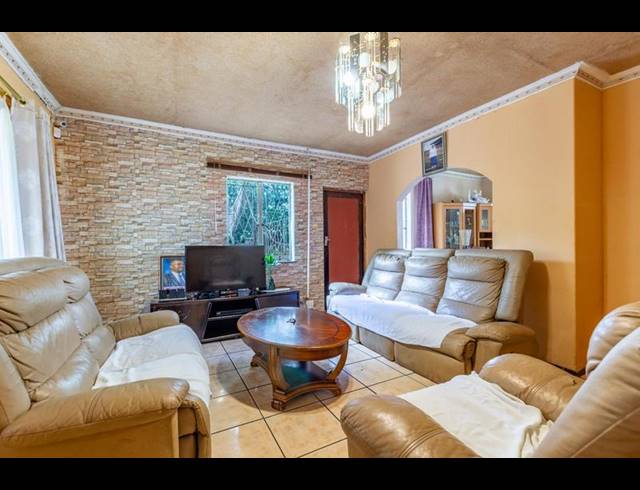 3 BEDROOM HOUSE FOR SALE IN BISLEY